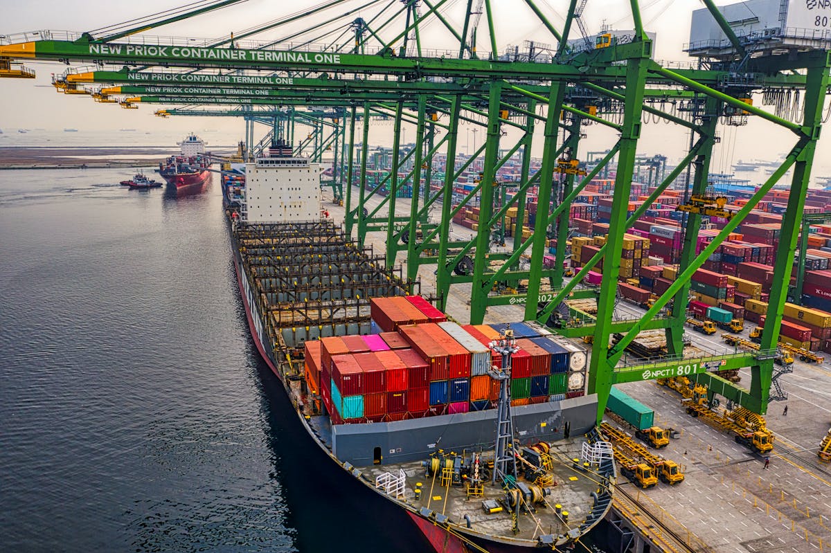 sea freight vs air freight dubai shipping services iraq